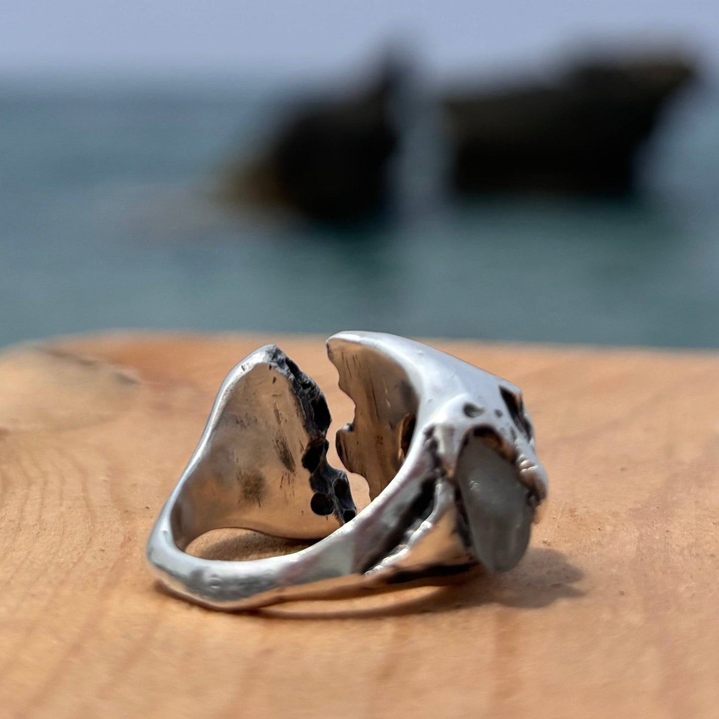 Ring handmade silver: the split ring with raw detail and oxidized silver spots.
