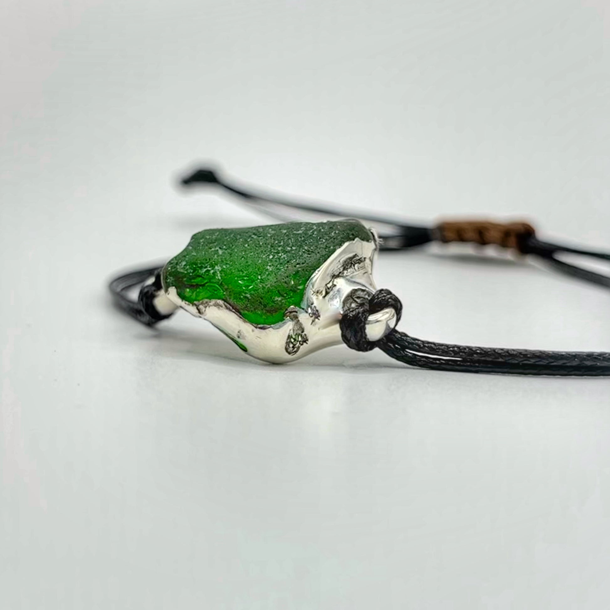 Seashore Memory silver bracelet with raw sea glass stone